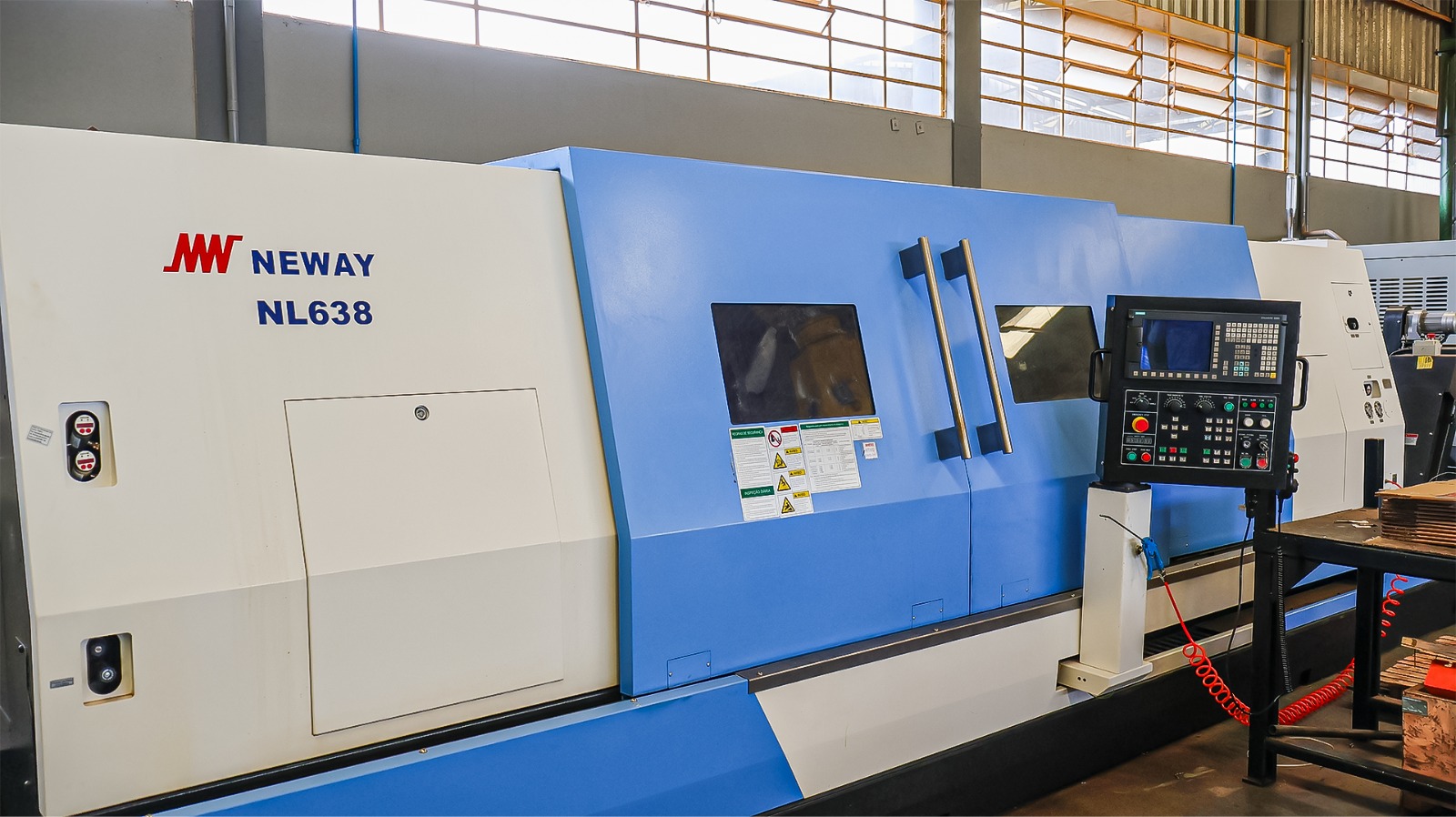Mesa de corte CNC por plasma seccionando chapa metálica espessa