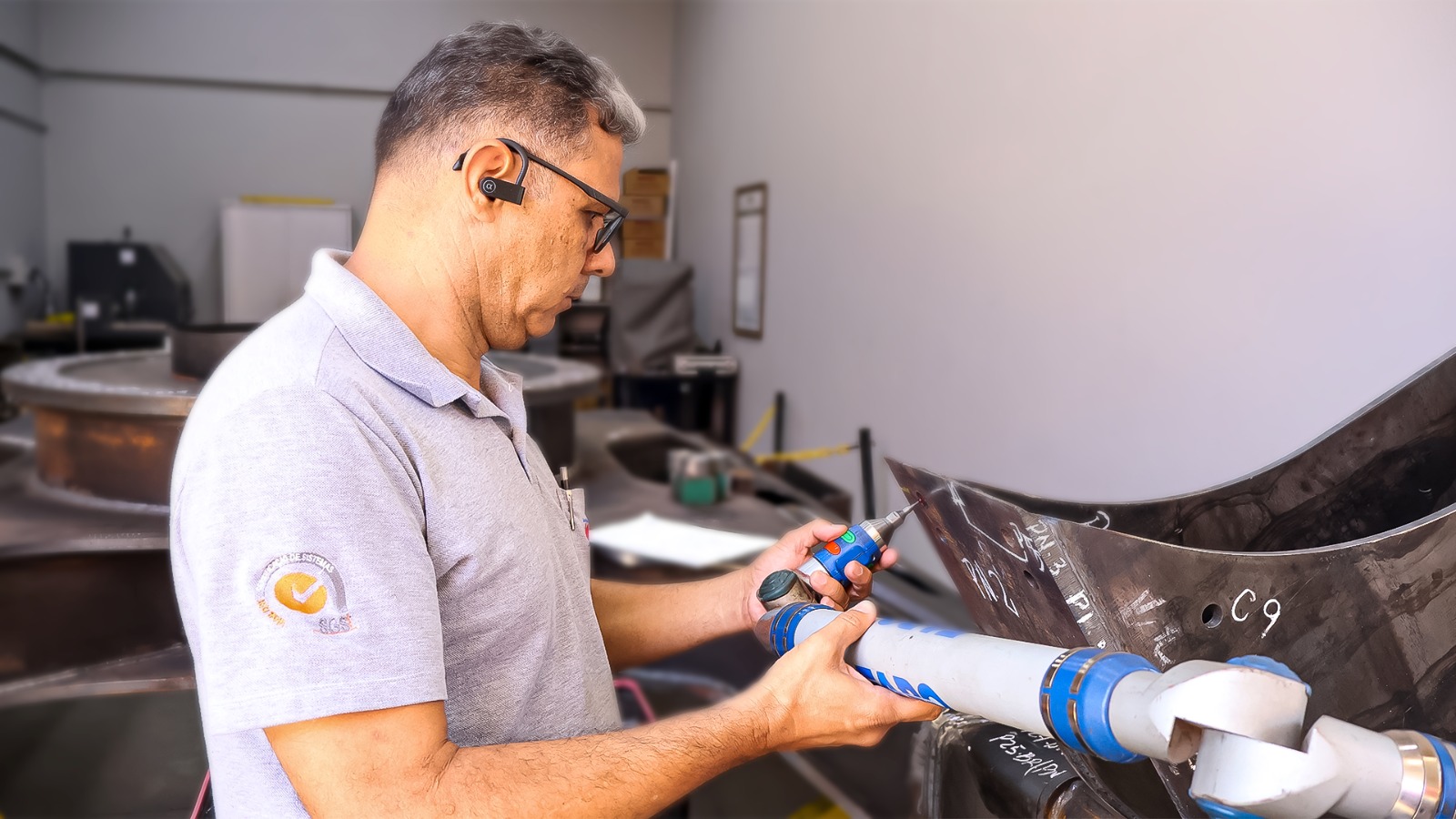 Painel de controle de centro CNC acompanhado por operador na Montec Mococa